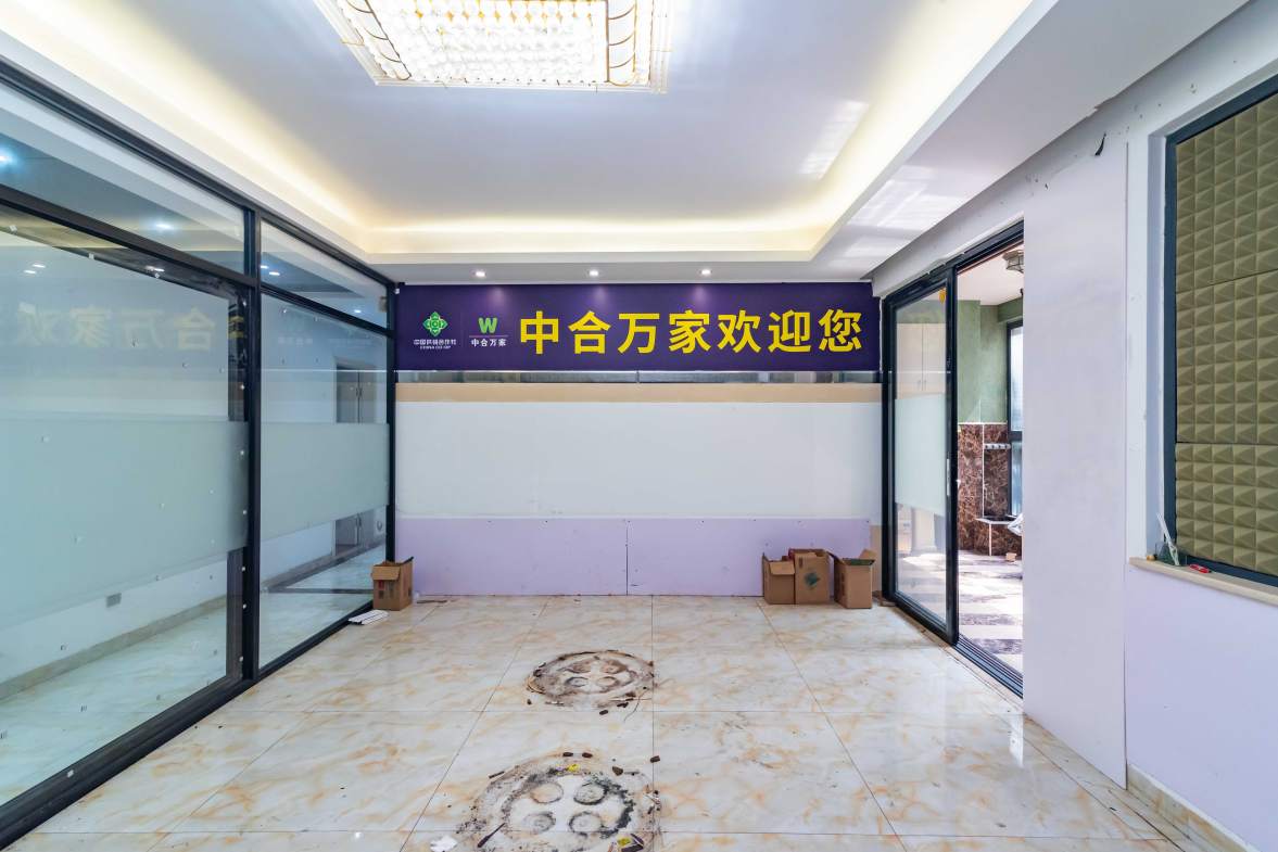 藏珑湖上国际花园  4室2厅2卫   180.00万室内图1