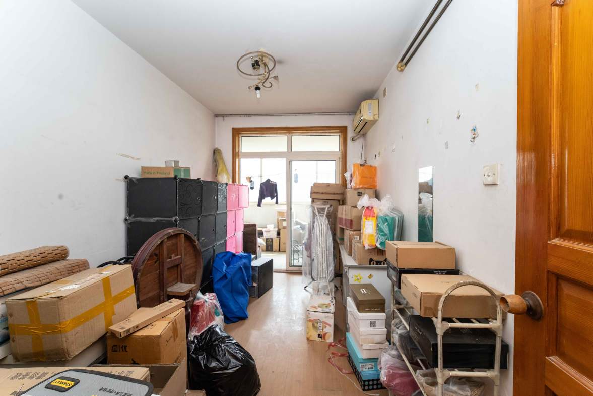 德政园  5室2厅1卫   98.00万卧室