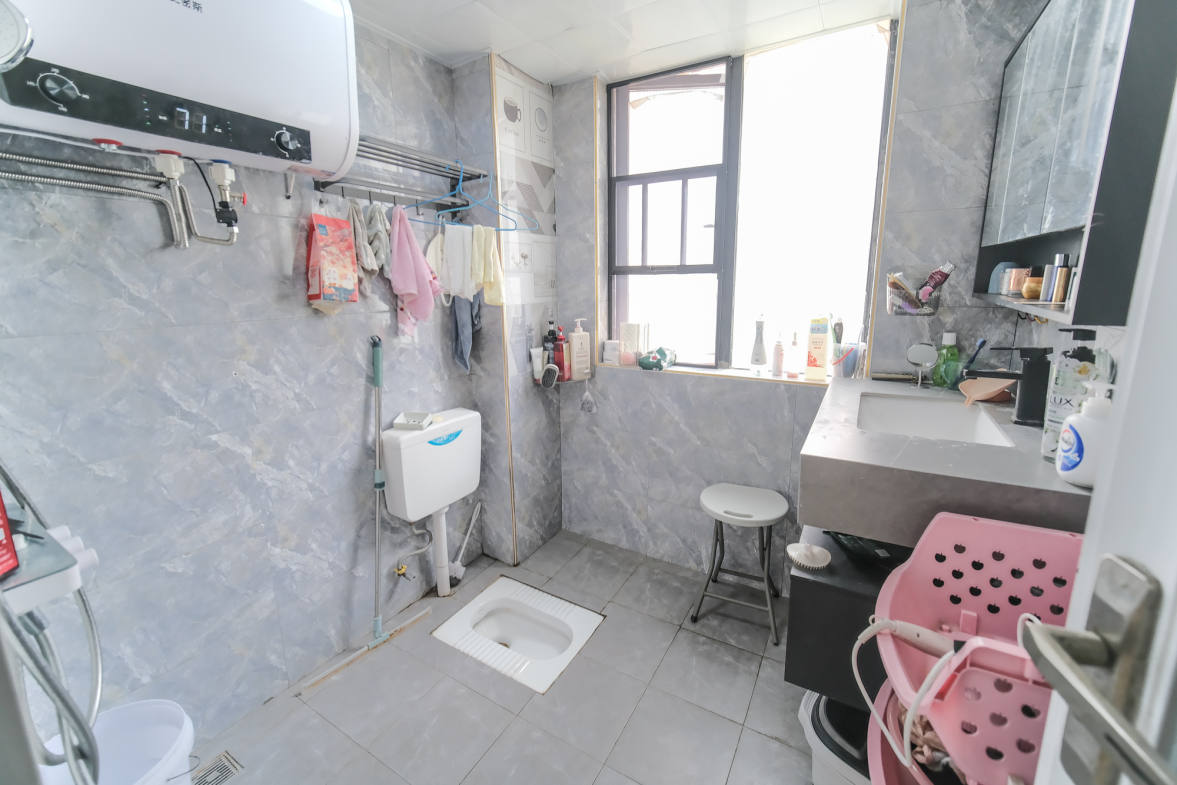 三一街区  4室2厅2卫   102.80万卫生间