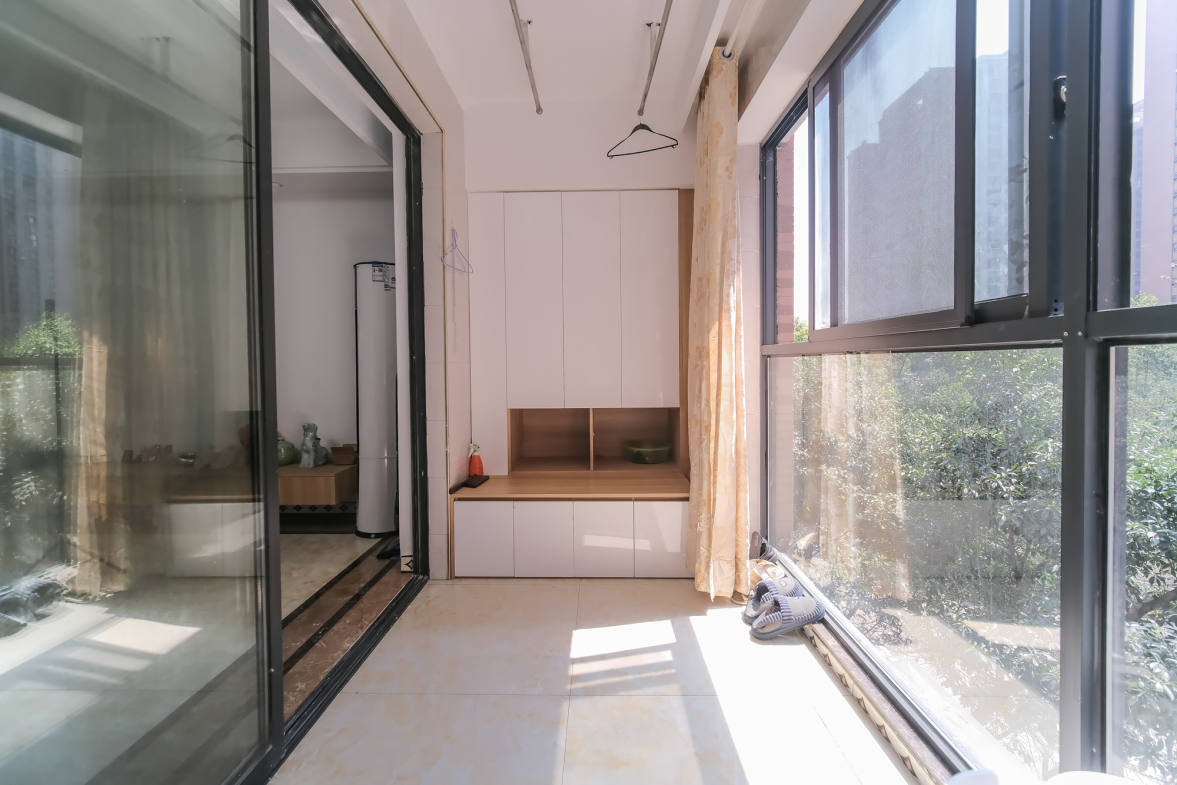三一街区  4室2厅2卫   102.80万阳台