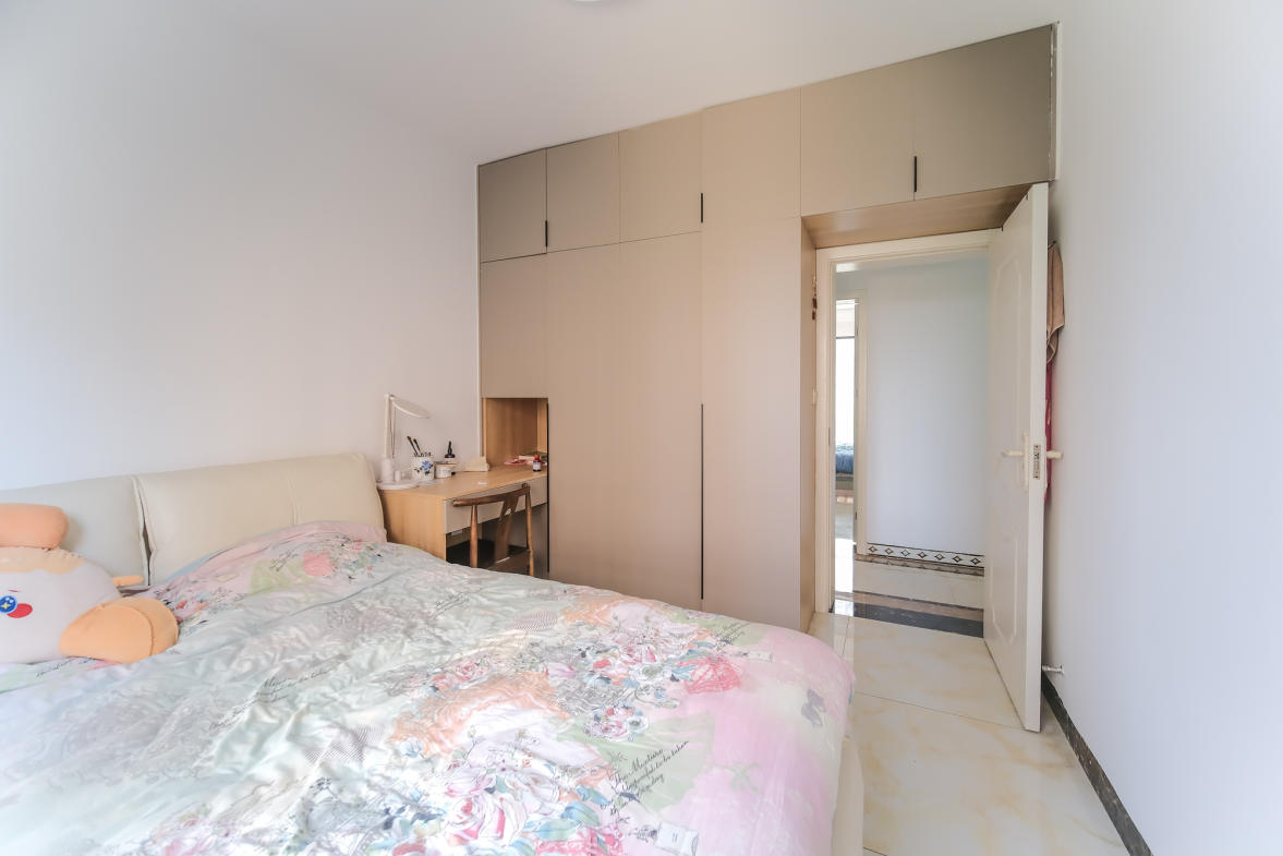 三一街区  4室2厅2卫   102.80万卧室
