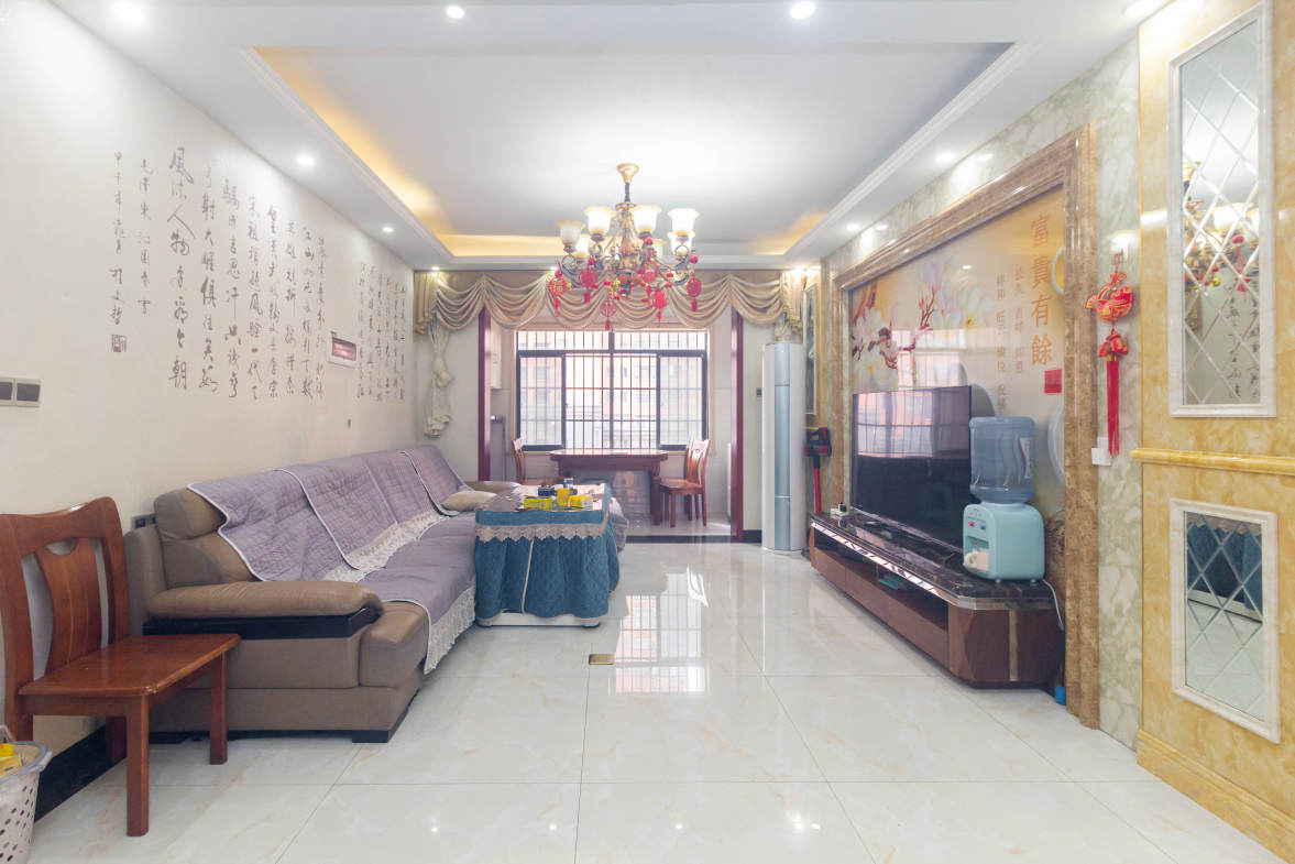 辉宏橄榄城  5室2厅1卫    79.8万客厅