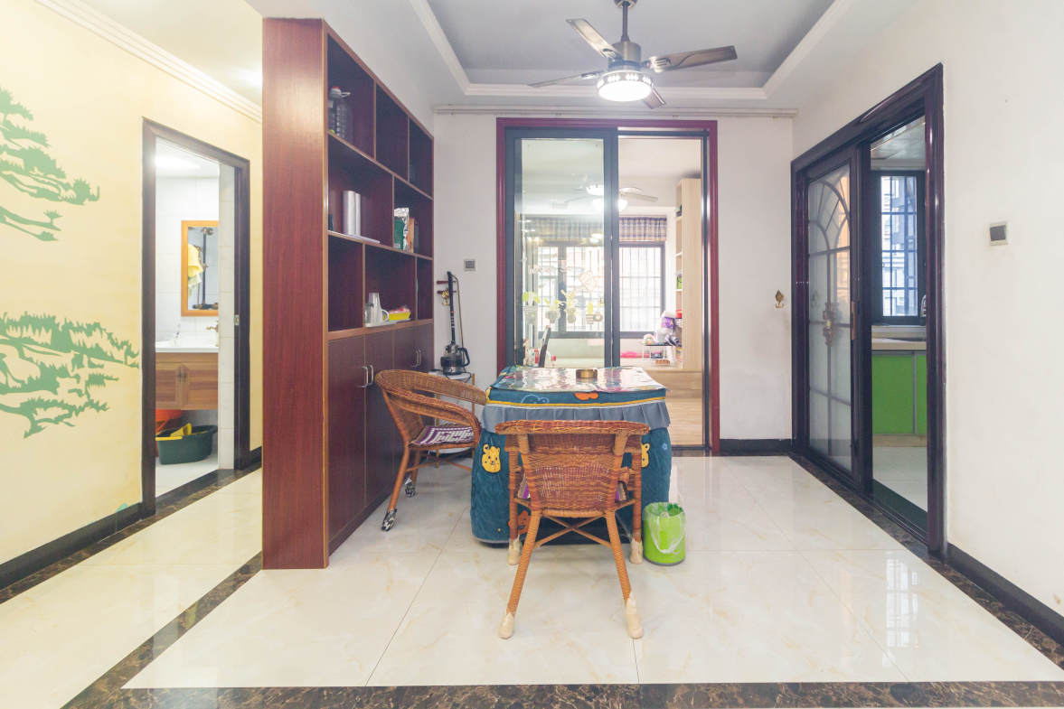 辉宏橄榄城  5室2厅1卫    79.8万客厅