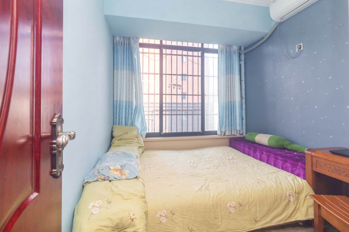 辉宏橄榄城  5室2厅1卫    79.8万卧室