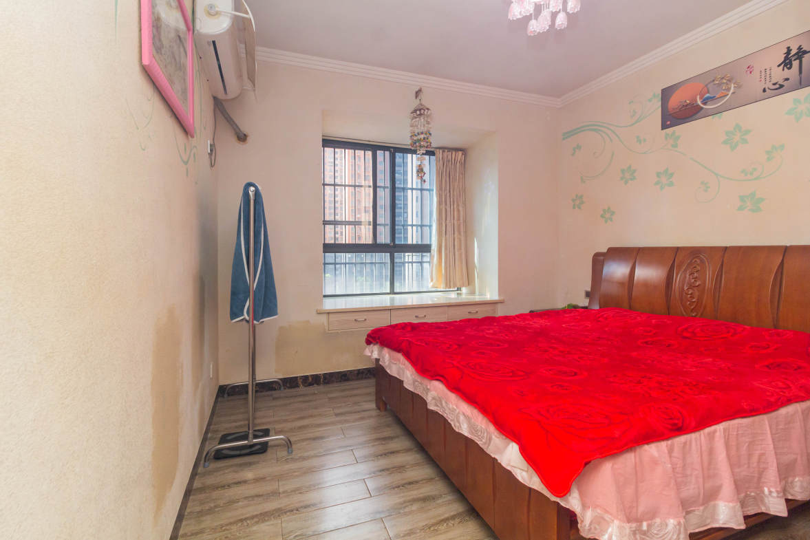 辉宏橄榄城  5室2厅1卫    79.8万卧室