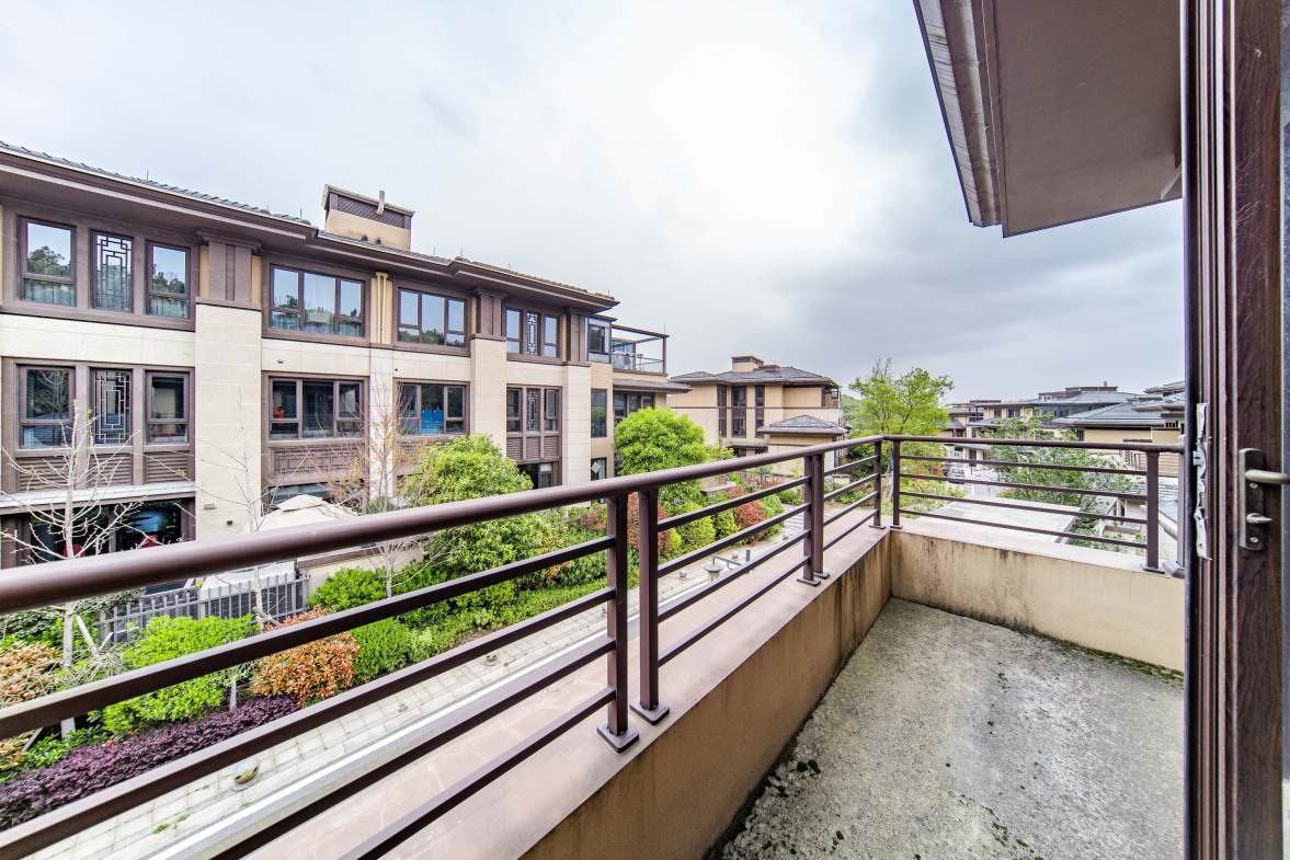 致地龙煕台  5室4厅4卫   950.00万其他