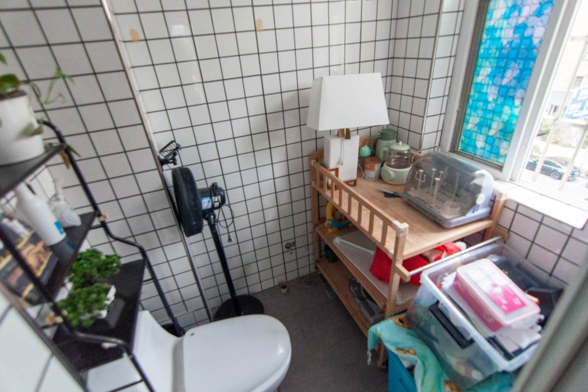 麓谷E家人  3室2厅2卫   88.00万卫生间