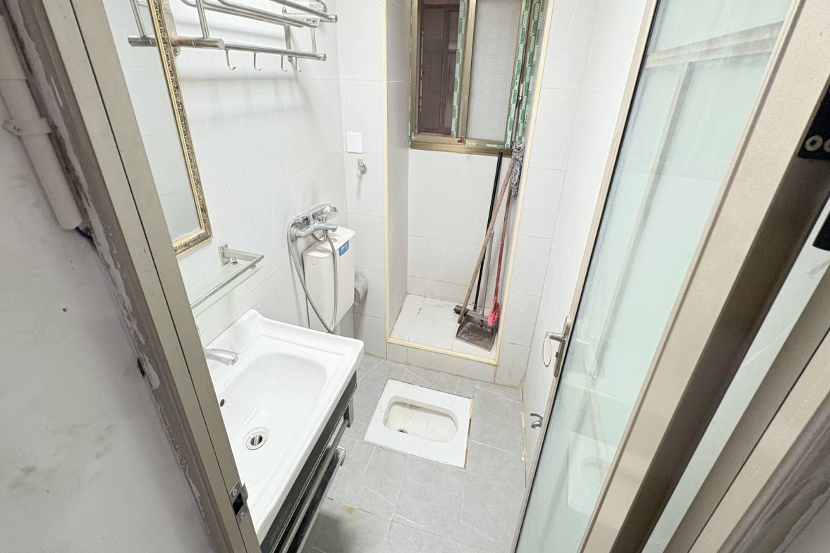 东茅街审计局宿舍（东茅街82号）  2室1厅1卫   58.80万卫生间