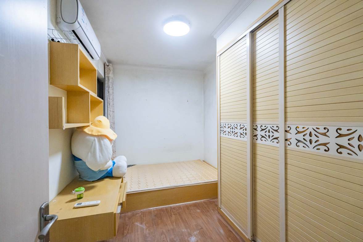 长大卧琥  3室2厅2卫   92.00万卧室