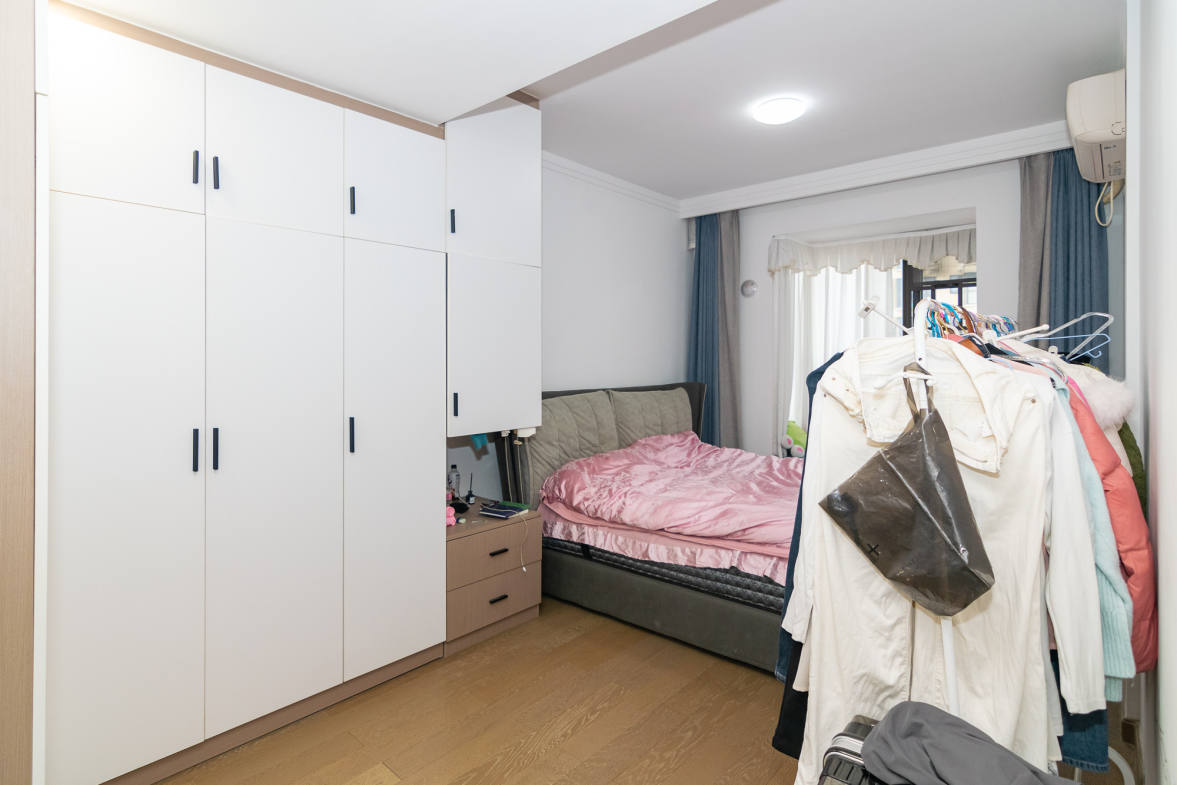 美的翰城  3室2厅2卫   75.00万卧室