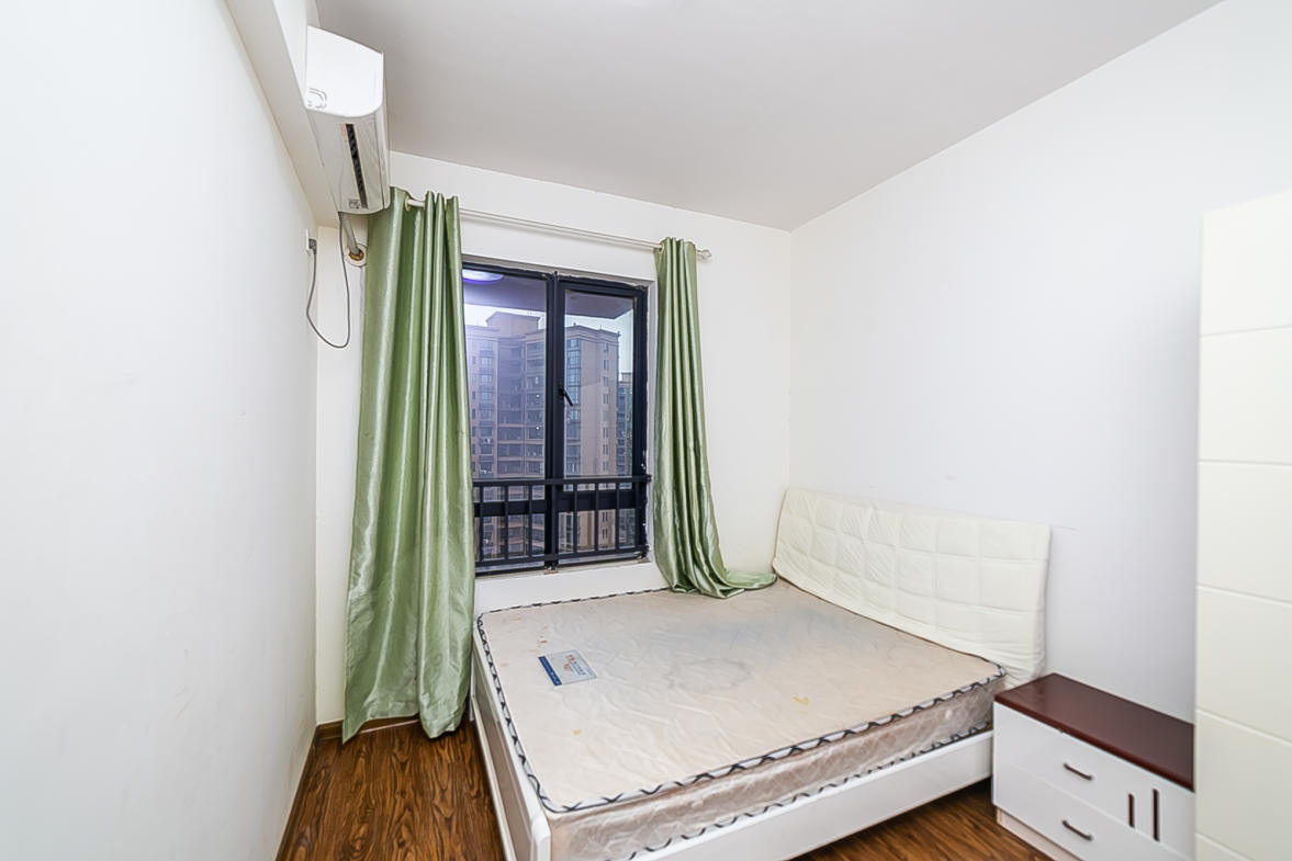 荣悦台 3室2厅2卫 175.0万 荣悦台 3室2厅2卫 175.0万卧室