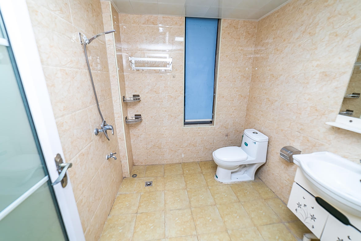 荣悦台 3室2厅2卫 175.0万 荣悦台 3室2厅2卫 175.0万卫生间