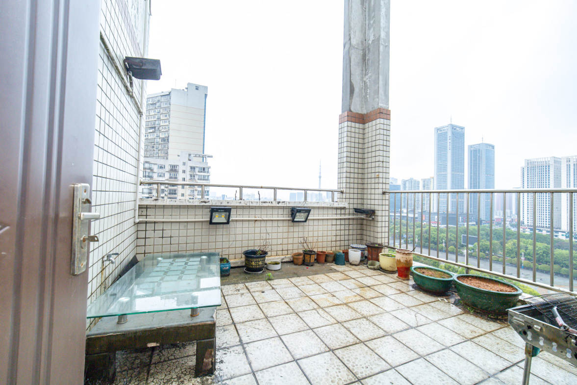 晶华美地  5室4厅4卫   163.00万阳台