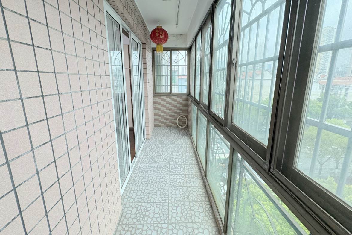 宝庆金都  4室2厅2卫   90.00万阳台