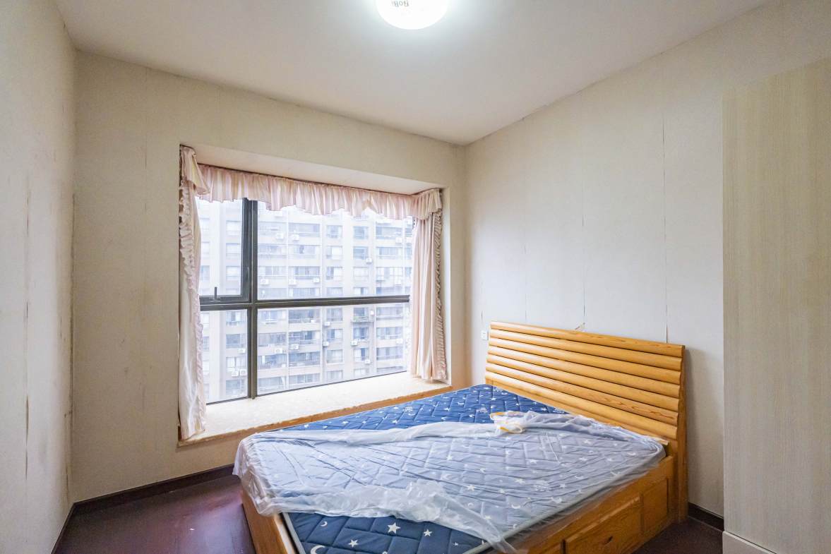 盛世美居荷园  2室2厅2卫   138.00万卧室