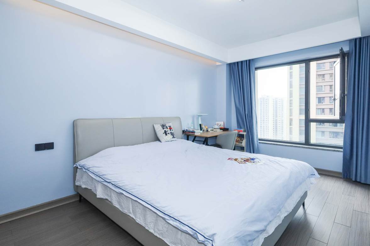 建发央著  4室2厅2卫   308.00万卧室