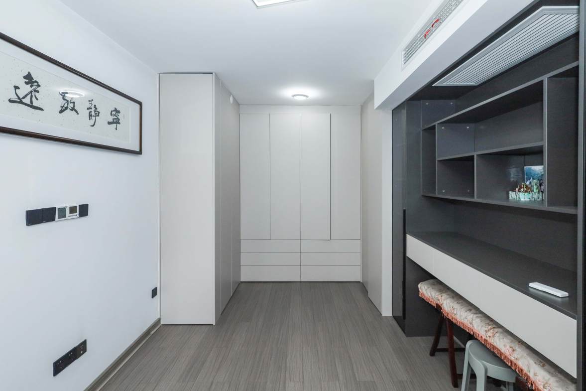 建发央著  4室2厅2卫   308.00万卧室