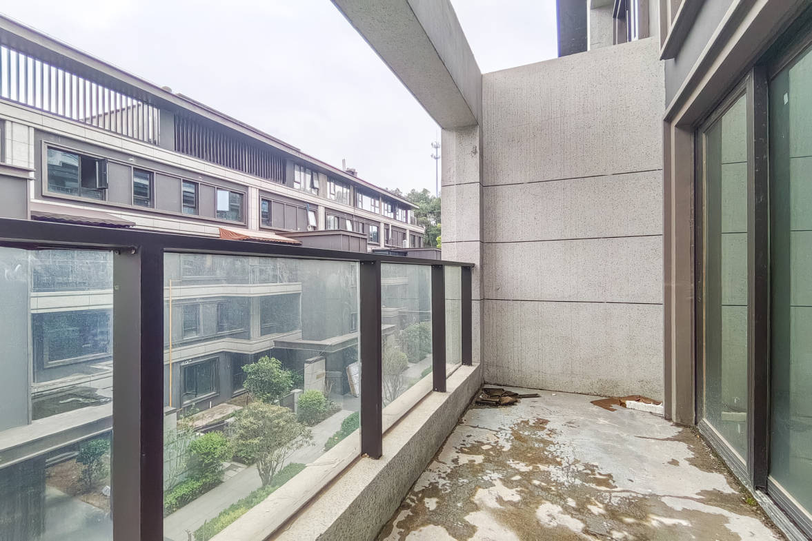 东原麓印长江B区  5室2厅2卫   268.00万阳台