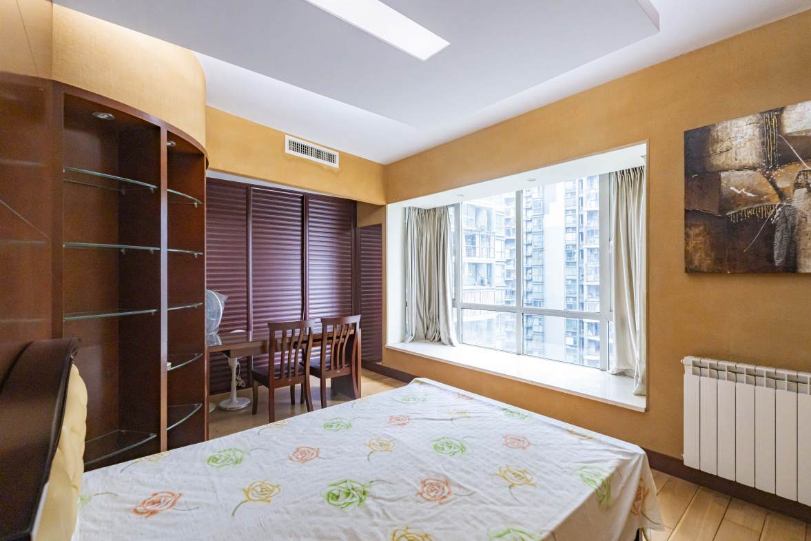 华盛新外滩  4室2厅1卫    276.0万卧室