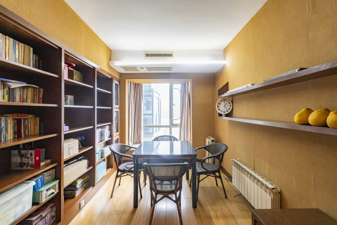 华盛新外滩  4室2厅1卫    276.0万卧室