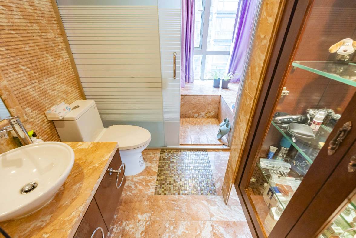 华盛新外滩  4室2厅1卫    276.0万卫生间