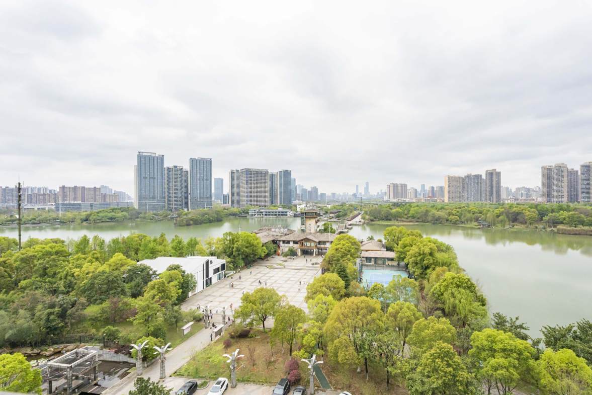 藏珑湖上国际花园  3室2厅1卫    200.0万阳台