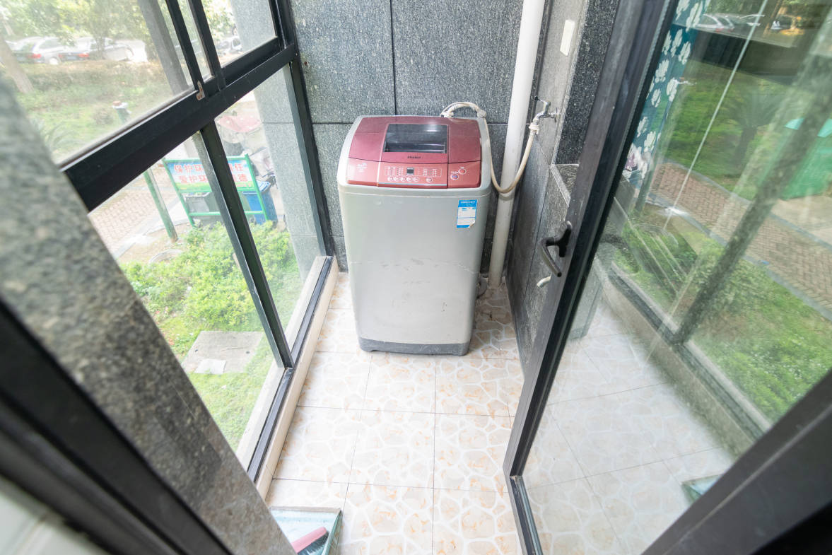 丽景华庭  4室2厅2卫   76.00万阳台