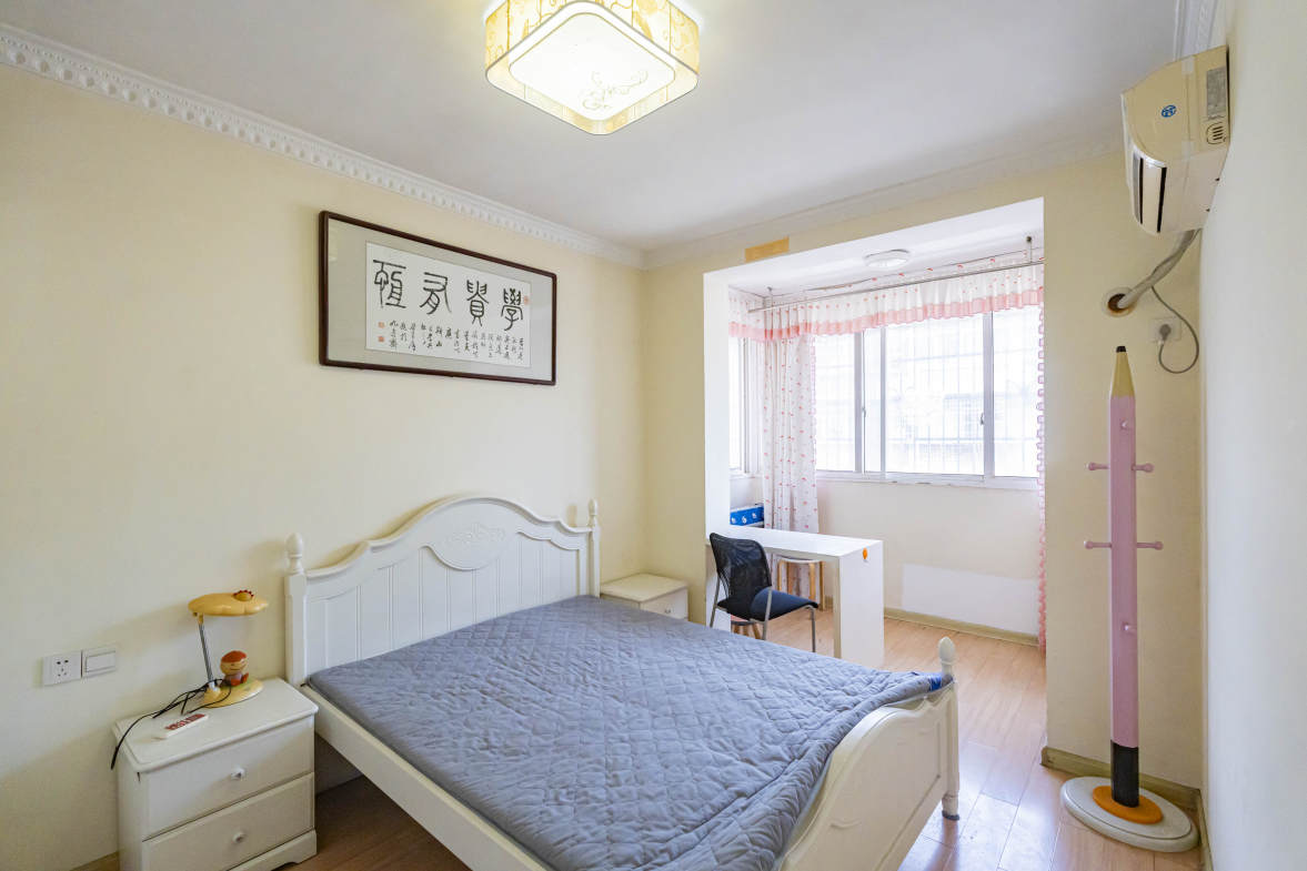 竹满人家  3室2厅2卫   68.00万卧室