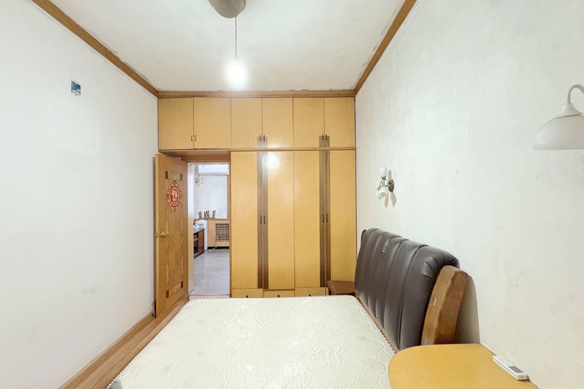 文艺新村  3室1厅2卫   70.00万卧室