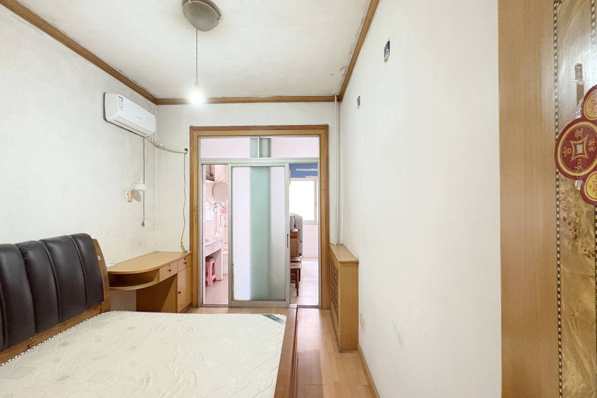 文艺新村  3室1厅2卫   70.00万卧室