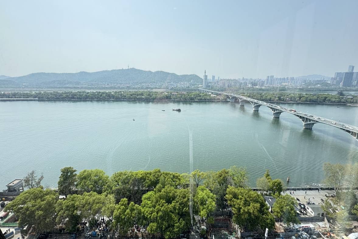 江岸丽都（江与城）  1室1厅1卫   103.80万阳台