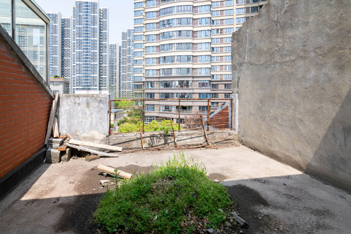 悦禧国际山庄  5室2厅3卫    258.0万阳台