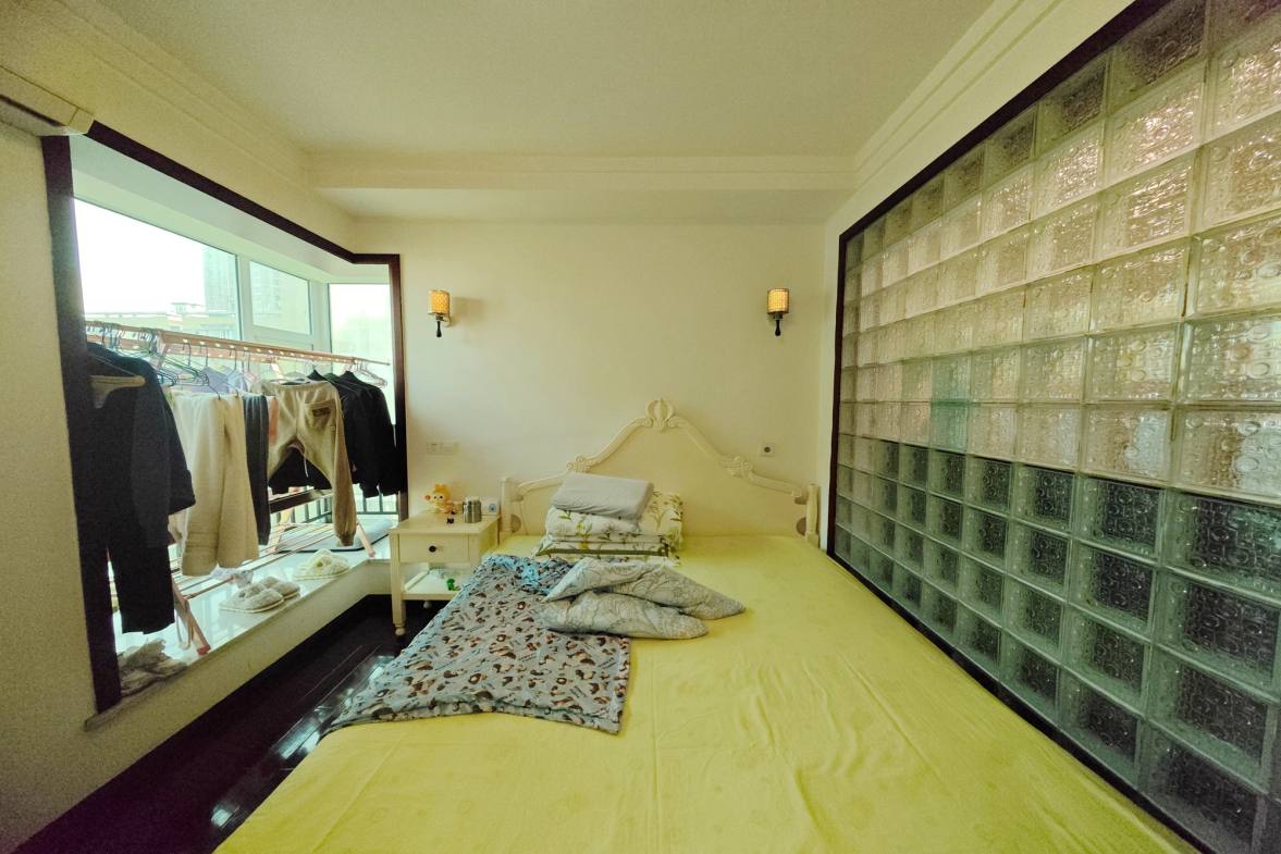名都花园  3室2厅2卫   98.00万卧室