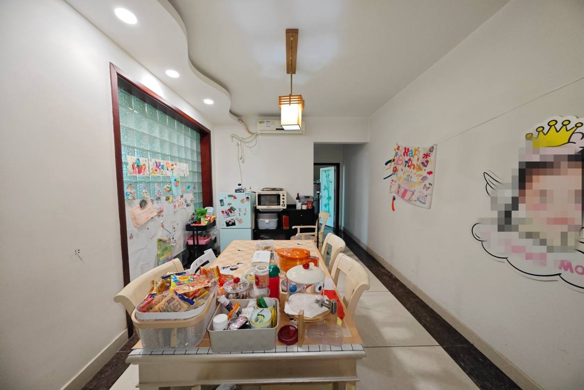 名都花园  3室2厅2卫   98.00万客厅