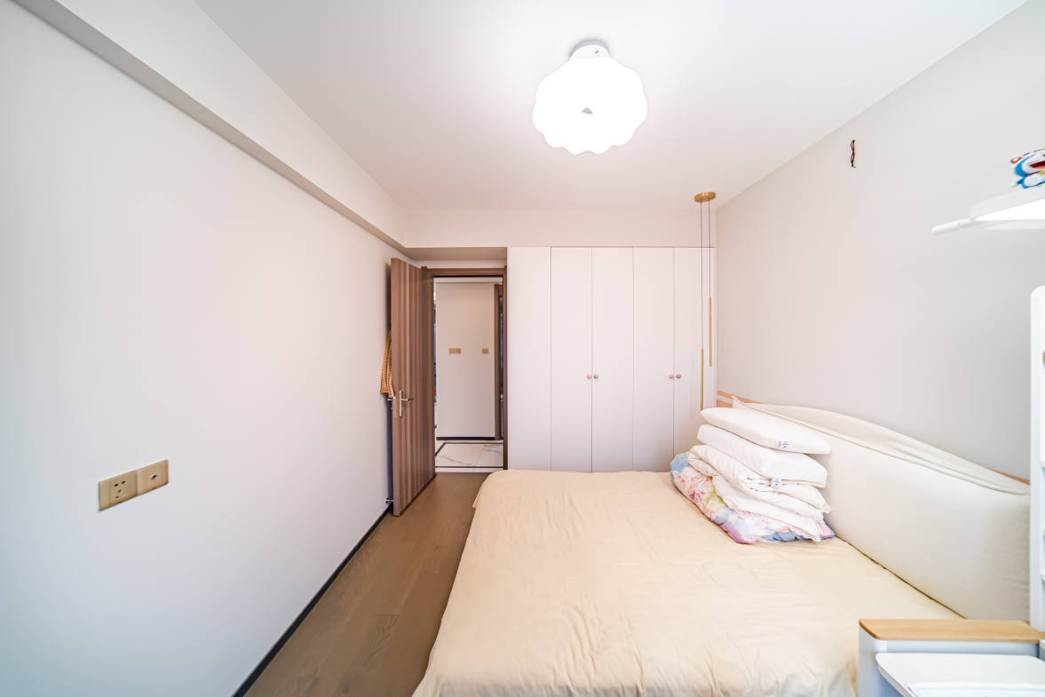 中海阅麓山二期  3室2厅2卫   175.00万卧室