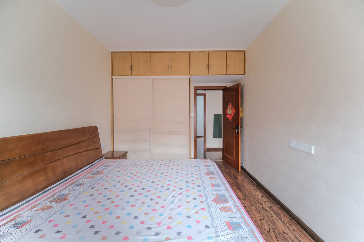 三一街区  4室2厅1卫   105.00万卧室