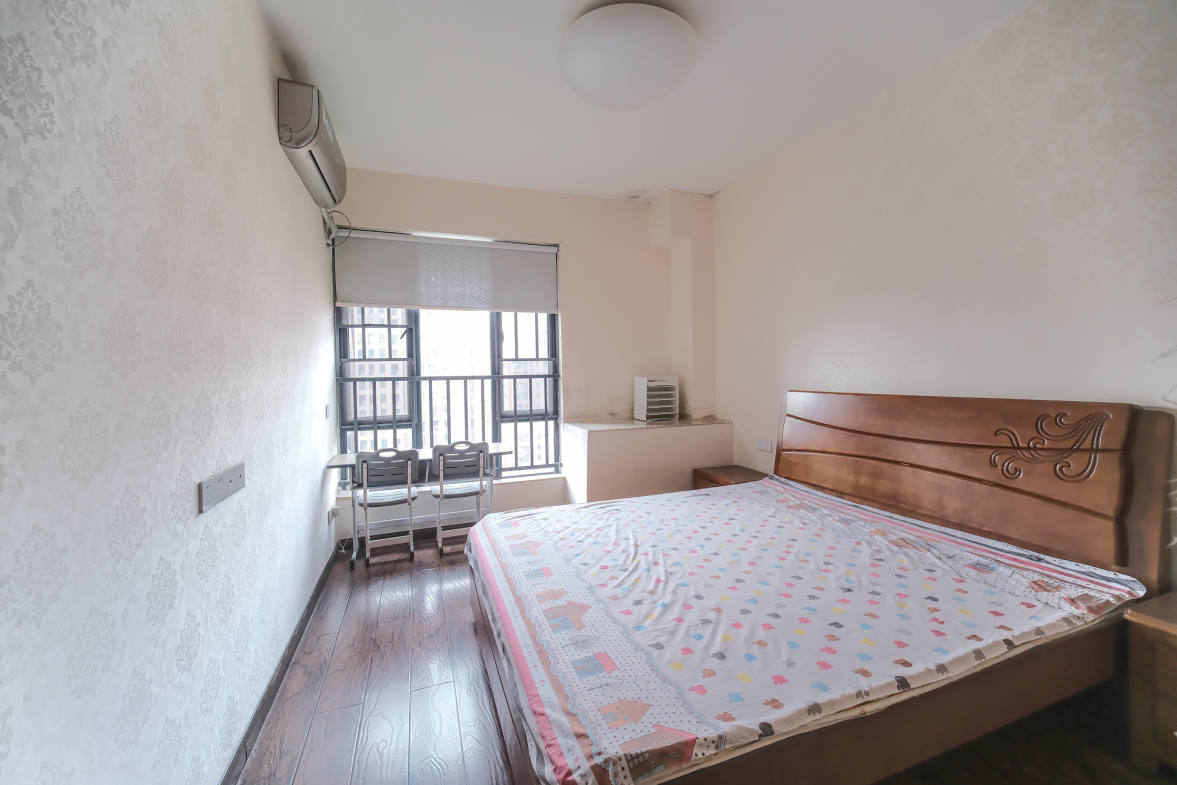 三一街区  4室2厅1卫   105.00万卧室
