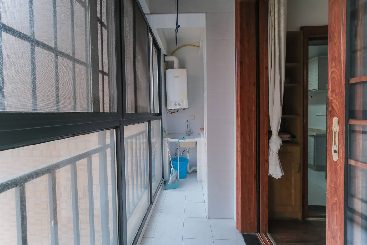 三一街区  4室2厅1卫   105.00万阳台