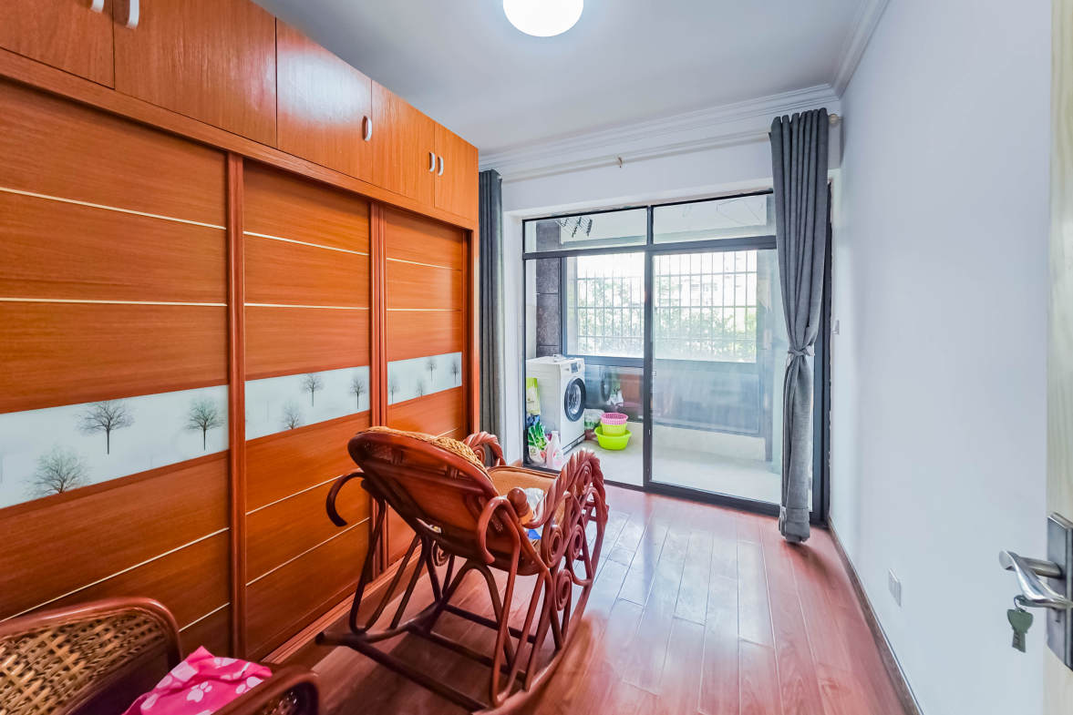 香樟兰亭（朗峰苑）  3室2厅2卫    72.0万卧室