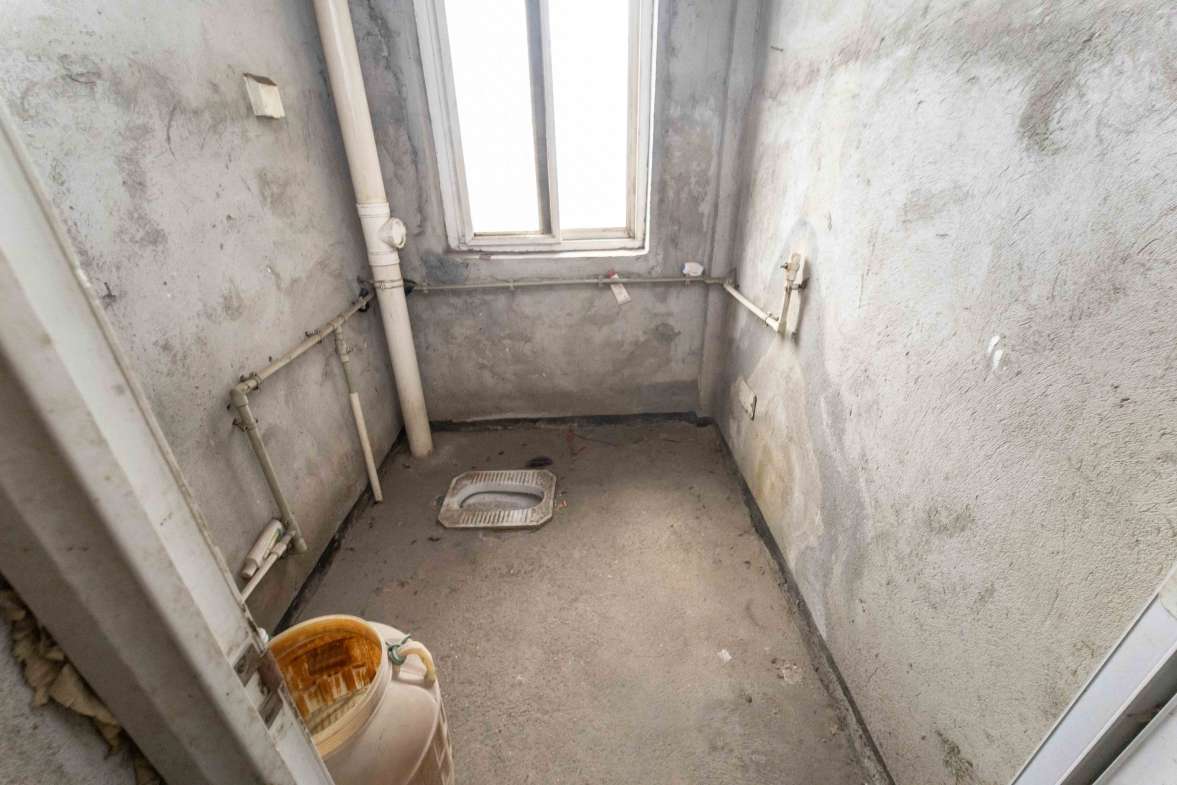 长建建材市场  3室2厅2卫   73.00万卫生间