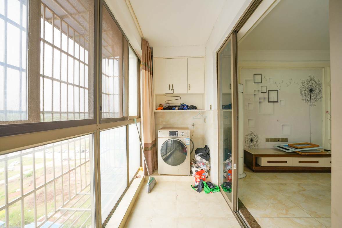幸福庄园  4室2厅2卫   85.00万阳台