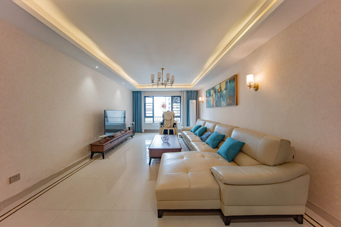 中海国际三期  4室2厅2卫    150.0万客厅