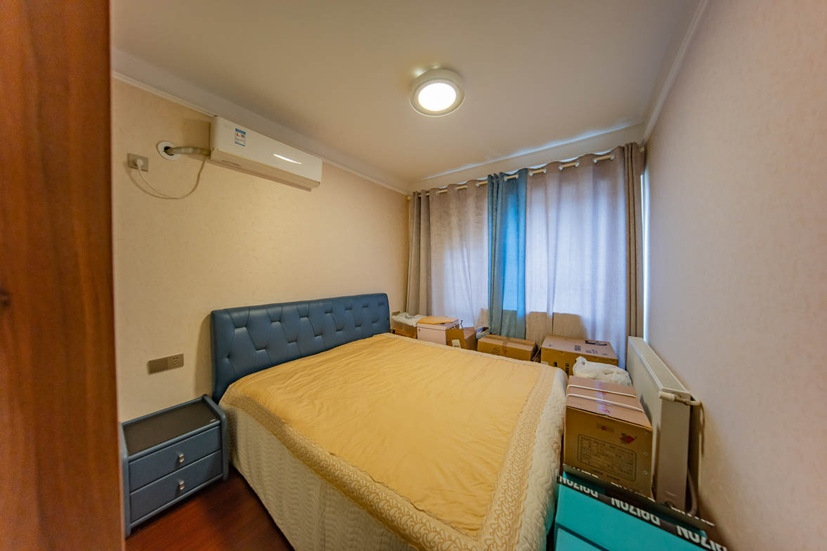 中海国际三期  4室2厅2卫    150.0万卧室