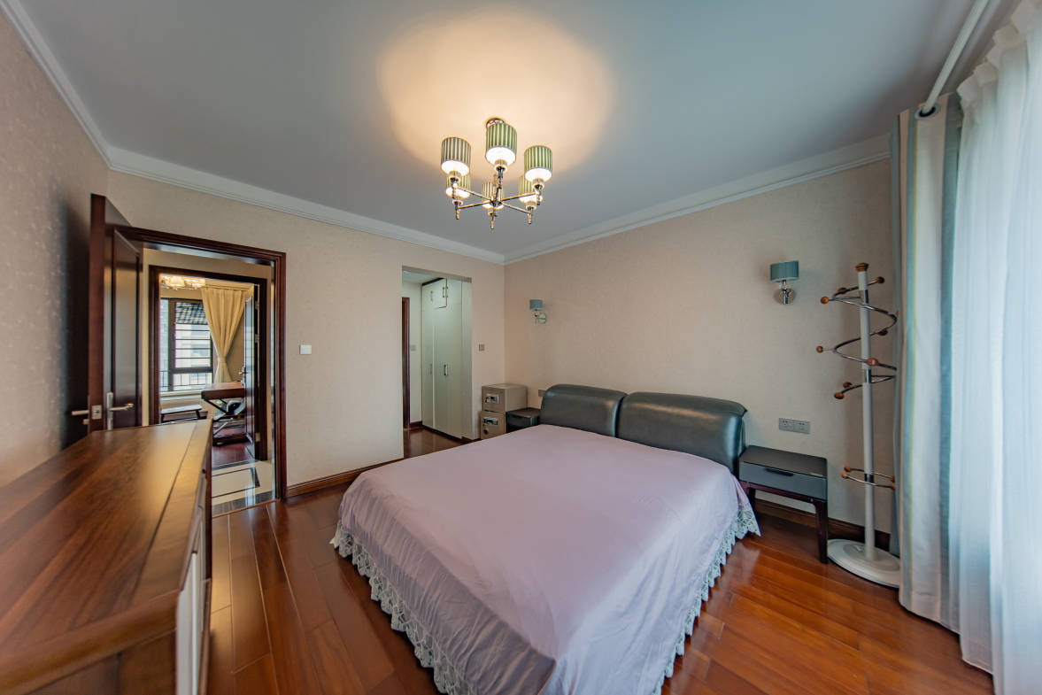 中海国际三期  4室2厅2卫    150.0万卧室