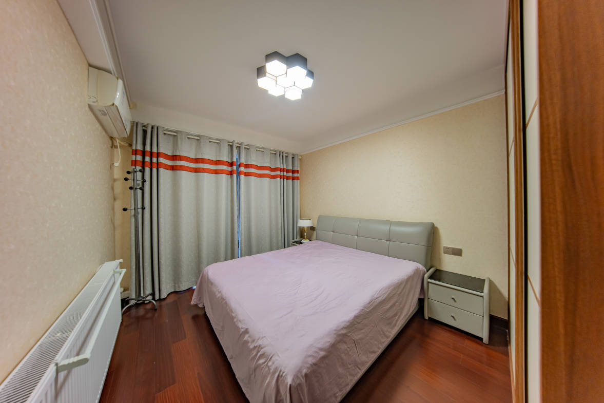 中海国际三期  4室2厅2卫    150.0万卧室