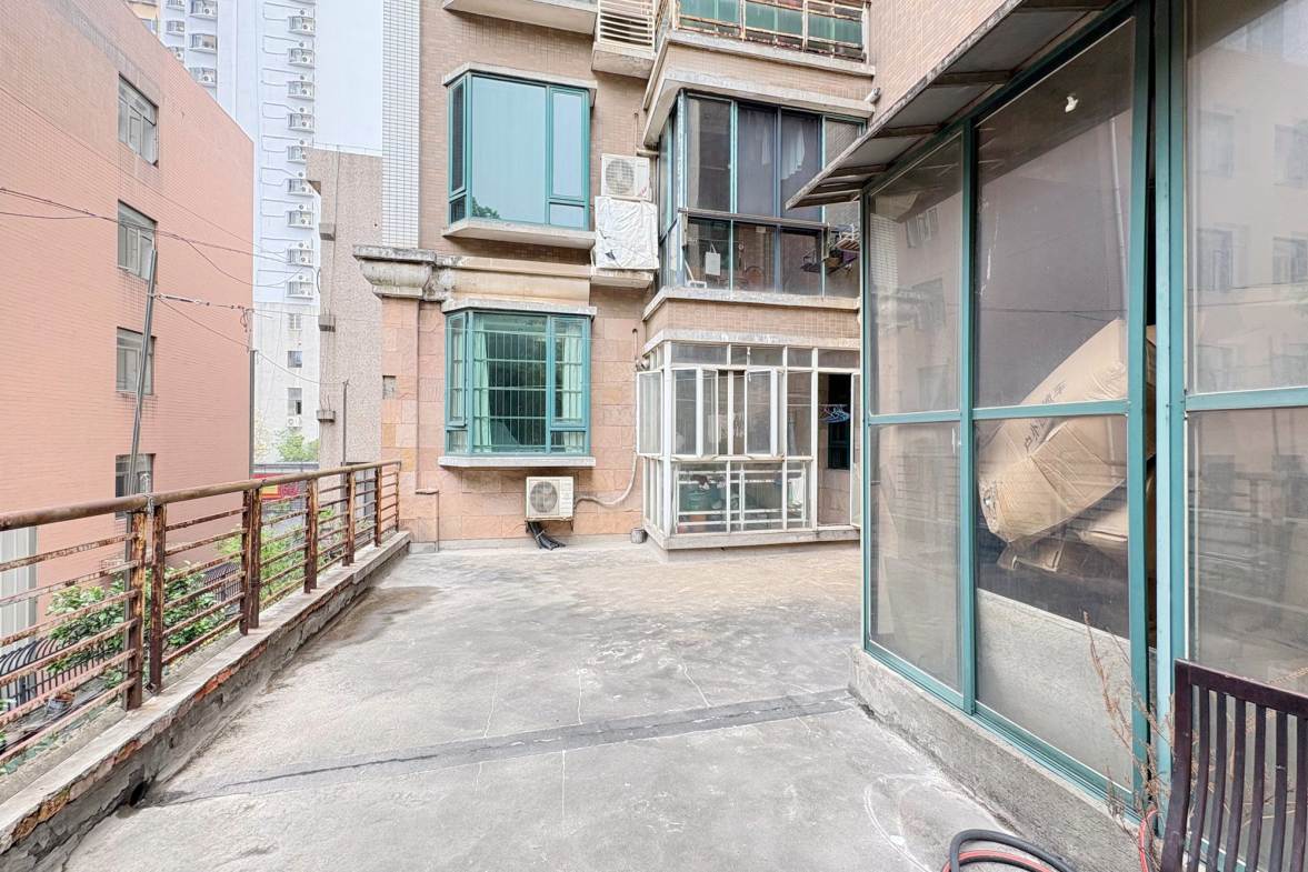 金色华庭  3室2厅1卫   140.00万阳台