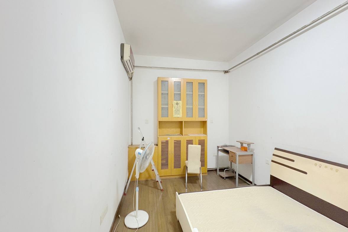 省政府机关二院  2室2厅1卫   104.00万卧室