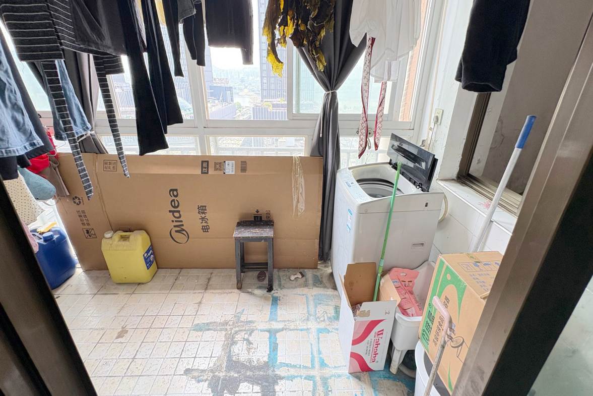长宝1667  3室2厅2卫   150.00万阳台