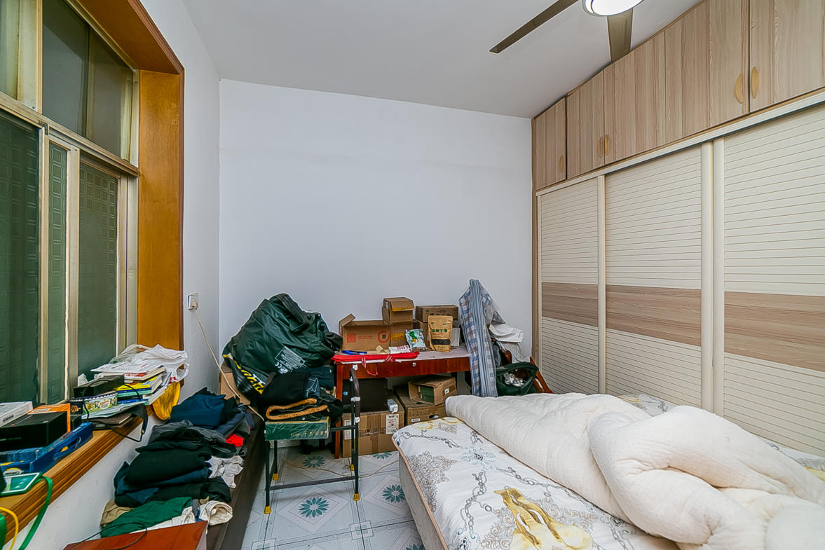 梅岭村  4室2厅1卫   68.00万卧室