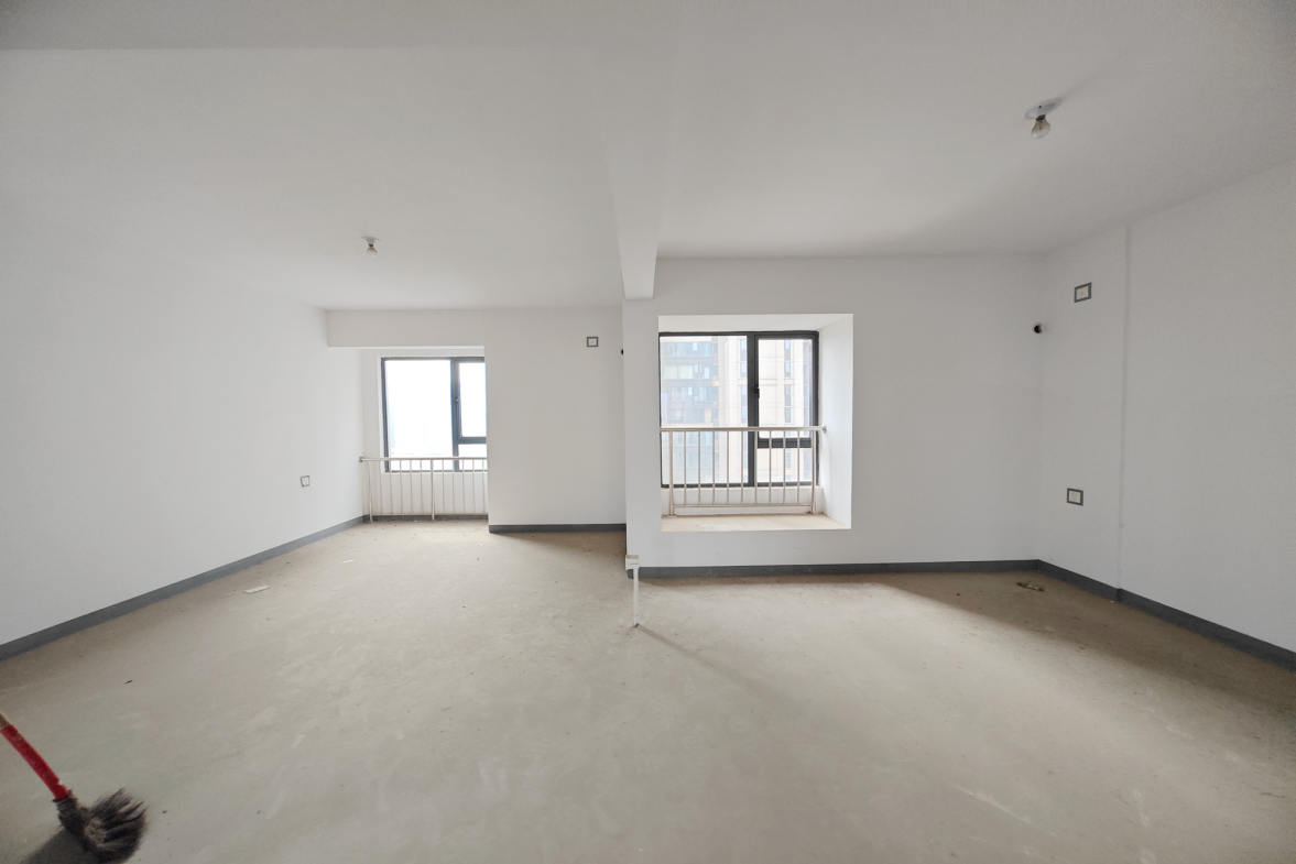 建发中央悦府  4室2厅2卫   225.00万卧室